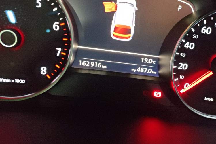 Used Volkswagen Touareg 2016 3.0 TSI R-Line Odometer Close Up