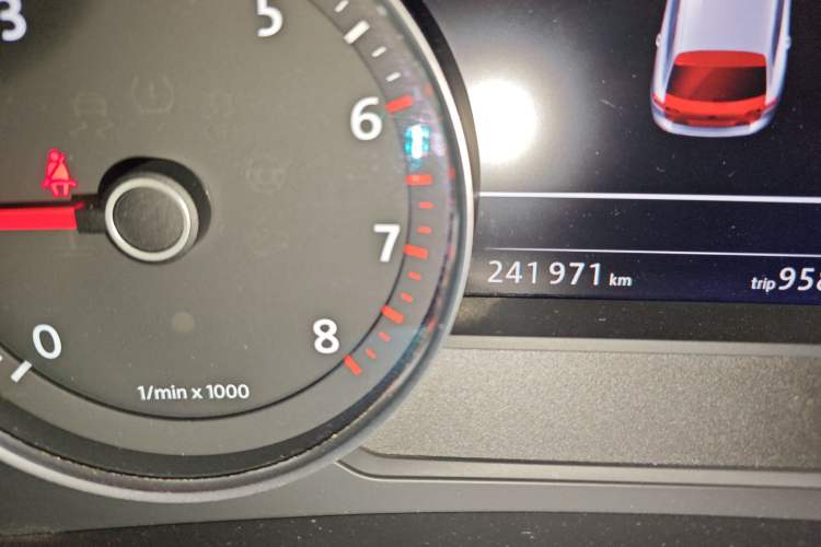 Used Volkswagen Touareg 2016 3.0 TSI High-End Version Odometer Close Up