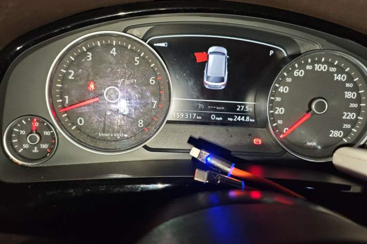 Used Volkswagen Touareg 2016 3.0 TSI Standard Version Odometer Close Up