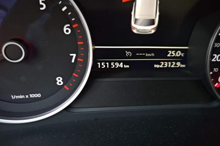 Used Volkswagen Touareg 2016 3.0 TSI Standard Version Odometer Close Up