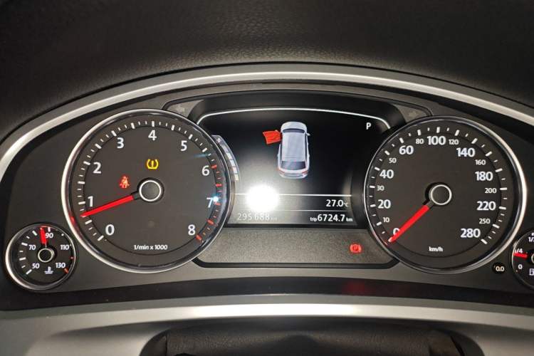 Used Volkswagen Touareg 2016 3.0 TSI High-End Version Odometer Close Up
