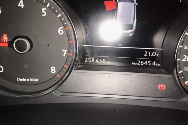 Used Volkswagen Touareg 2016 3.0 TSI Standard Version Odometer Close Up