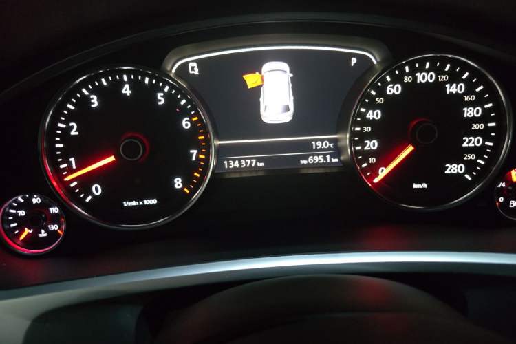 Used Volkswagen Touareg 2016 3.0 TSI Ignis Edition Odometer Close Up