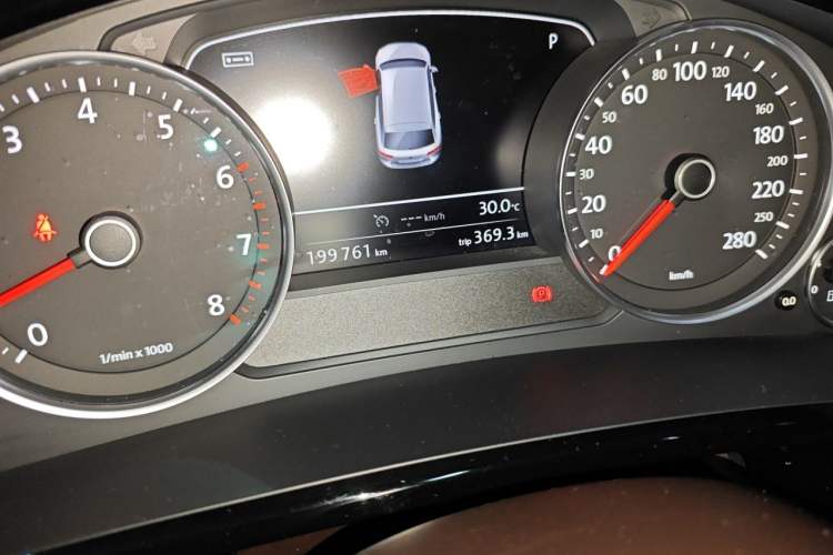 Used Volkswagen Touareg 2016 3.0 TSI Standard Version Odometer Close Up