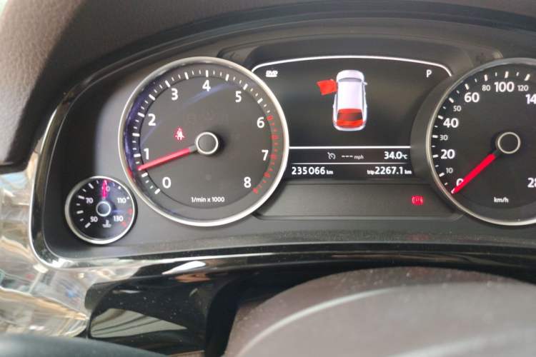 Used Volkswagen Touareg 2016 3.0 TSI Standard Version Odometer Close Up