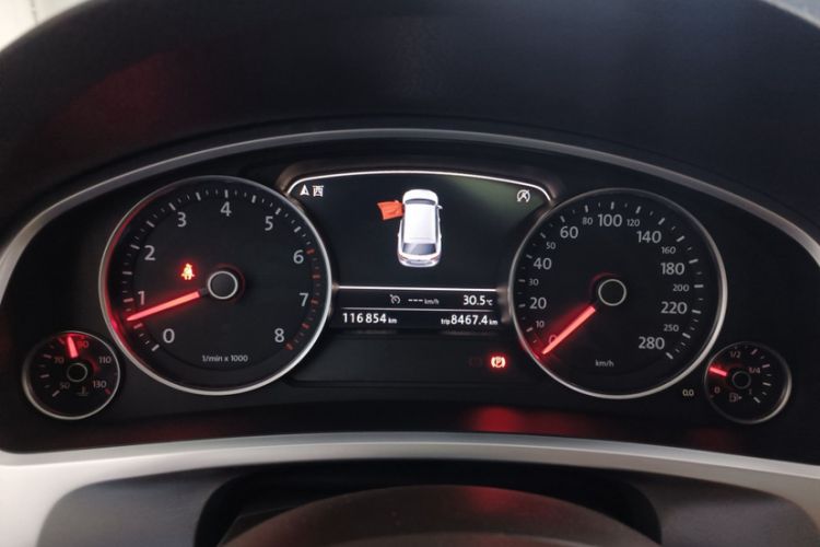 Used Volkswagen Touareg 2016 3.0 TSI High-End Version Odometer Close Up