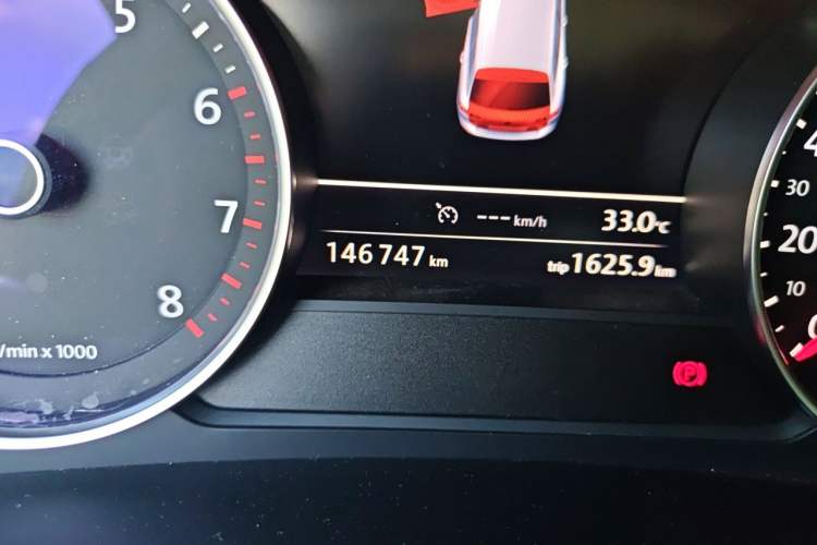 Used Volkswagen Touareg 2016 3.0 TSI Standard Version Odometer Close Up