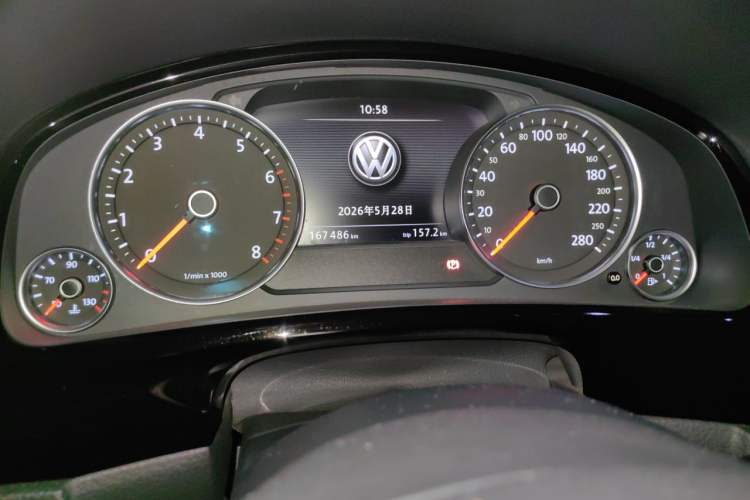Used Volkswagen Touareg 2016 3.0 TSI R-Line Odometer Close Up