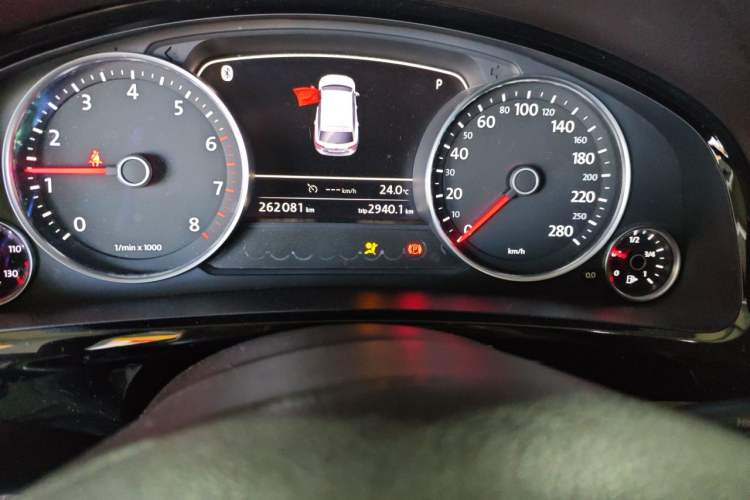 Used Volkswagen Touareg 2016 3.0 TSI Standard Version Odometer Close Up