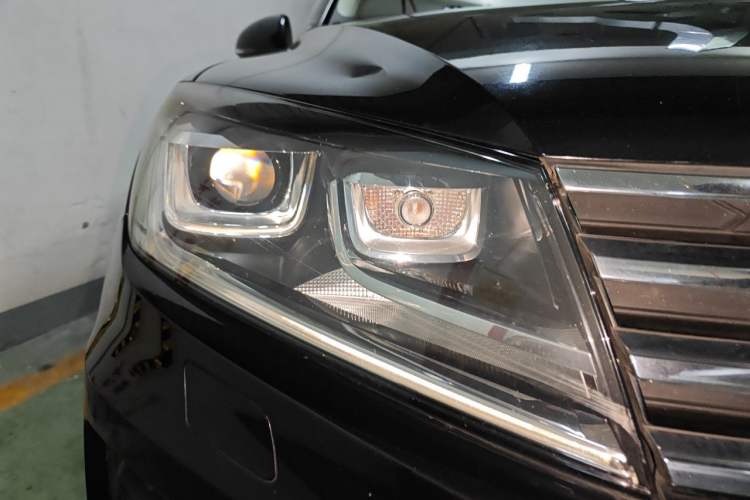 Used Volkswagen Touareg 2016 3.0 TSI Standard Version Right Front Headlight