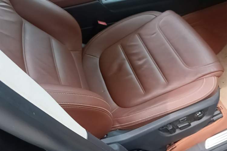 Used Volkswagen Touareg 2016 3.0 TSI Standard Version Right Front Seat