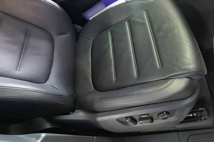 Used Volkswagen Touareg 2016 3.0 TSI High-End Version Right Front Seat