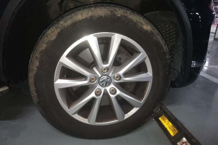 Used Volkswagen Touareg 2016 3.0 TSI Standard Version Right Front Wheel Hub