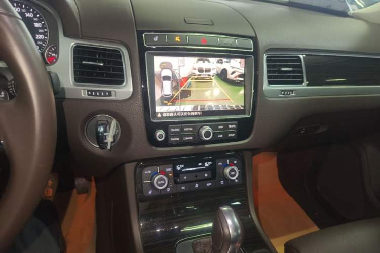 Used Volkswagen Touareg 2016 3.0 TSI High-End Version Audio And AC Panel