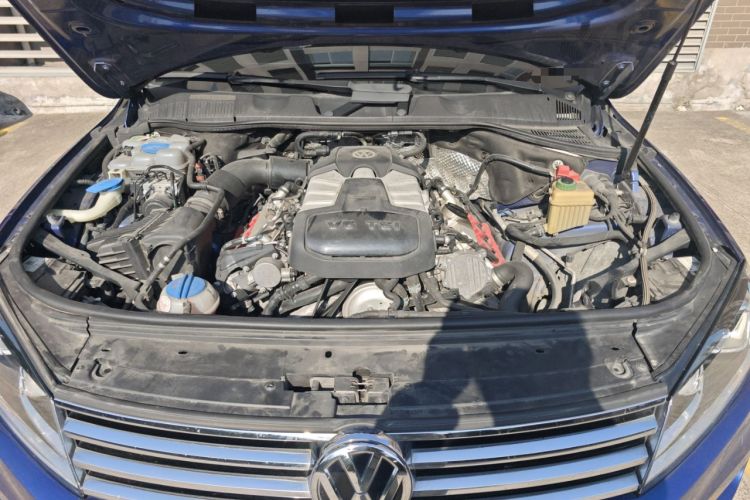 Used Volkswagen Touareg 2016 3.0 TSI Standard Version Engine Bay