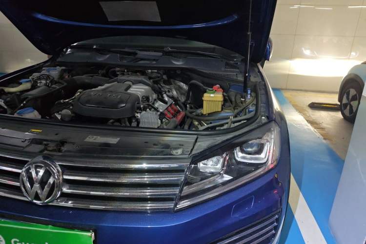 Used Volkswagen Touareg 2016 3.0 TSI R-Line Engine Bay Left