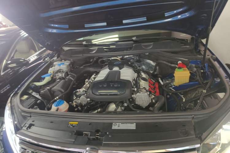 Used Volkswagen Touareg 2016 3.0 TSI High-End Version Engine Bay