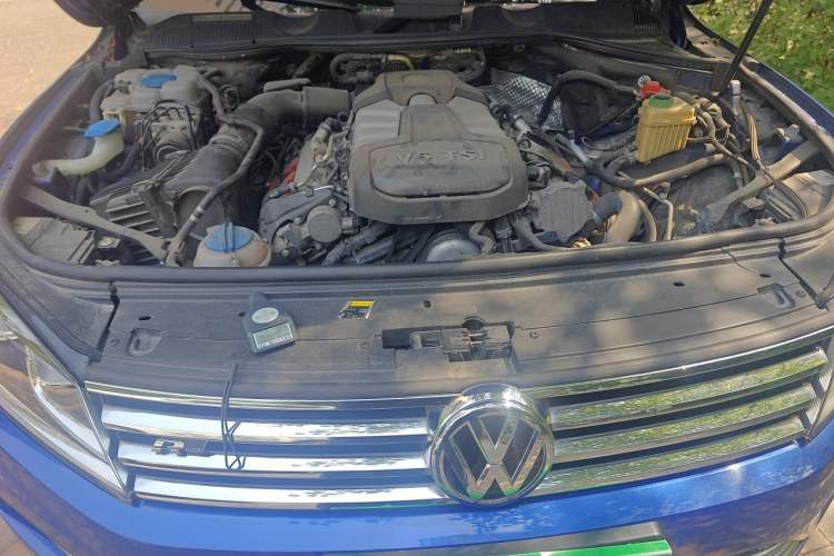 Used Volkswagen Touareg 2016 3.0 TSI High-End Version Engine Bay