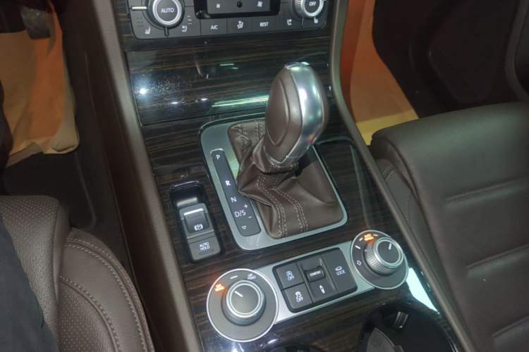 Used Volkswagen Touareg 2016 3.0 TSI High-End Version Gear Lever