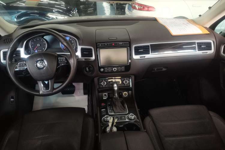 Used Volkswagen Touareg 2016 3.0 TSI R-Line Interior 1
