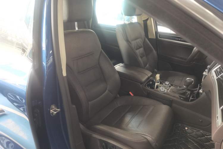 Used Volkswagen Touareg 2016 3.0 TSI R-Line Interior 10