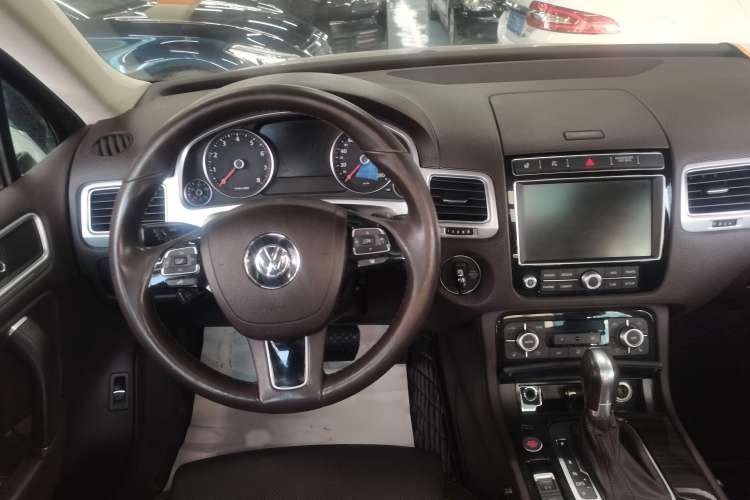 Used Volkswagen Touareg 2016 3.0 TSI R-Line Interior 2