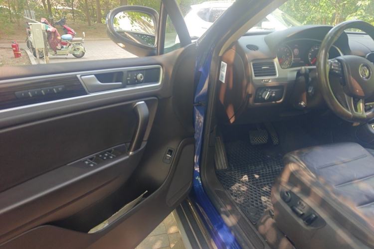 Used Volkswagen Touareg 2016 3.0 TSI High-End Version Interior 3