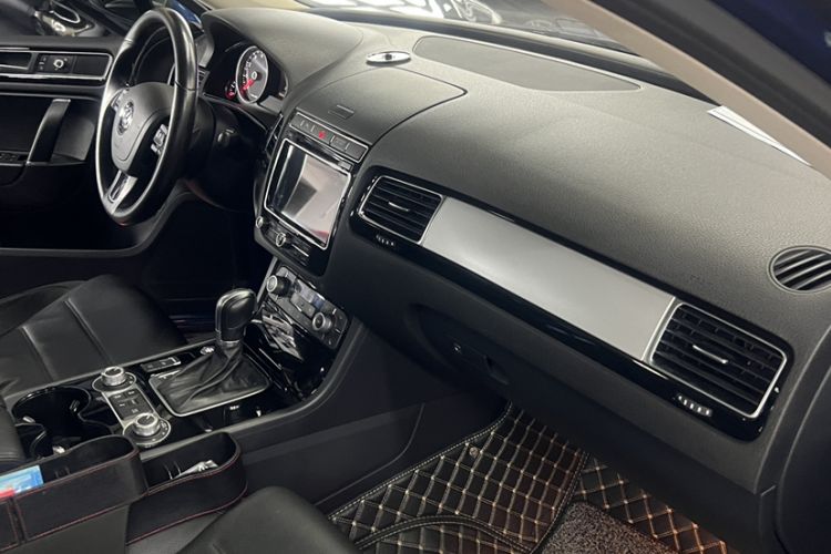 Used Volkswagen Touareg 2016 3.0 TSI Ignis Edition Interior 4