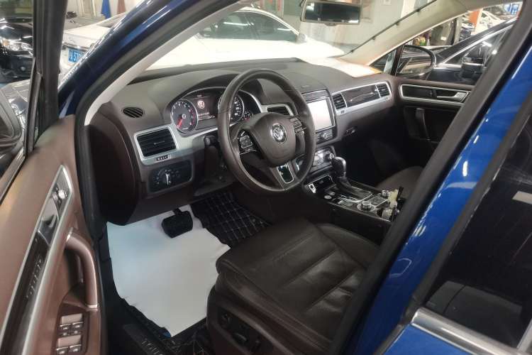 Used Volkswagen Touareg 2016 3.0 TSI R-Line Interior 5