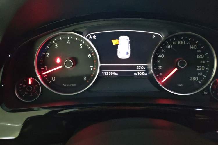 Used Volkswagen Touareg 2016 3.0 TSI R-Line Odometer Close Up