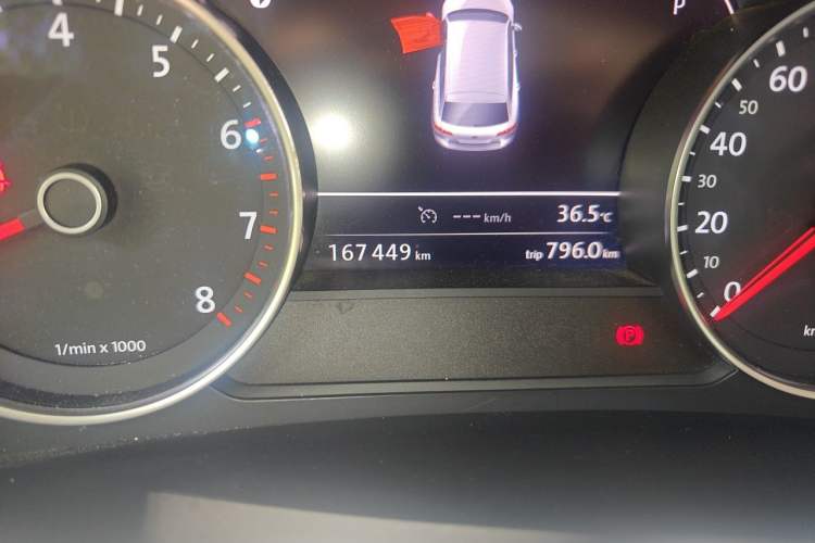 Used Volkswagen Touareg 2016 3.0 TSI High-End Version Odometer Close Up