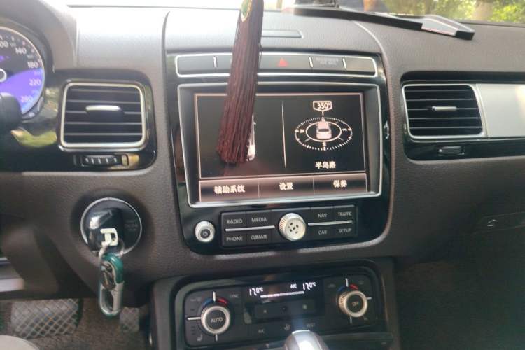 Used Volkswagen Touareg 2016 3.0 TSI Ignis Edition Audio And AC Panel
