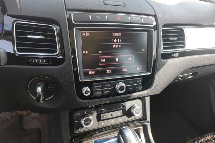 Used Volkswagen Touareg 2016 3.0 TSI Ignis Edition Audio And AC Panel