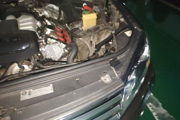 Used Volkswagen Touareg 2016 3.0 TSI Standard Version Engine Bay Left