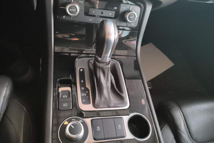 Used Volkswagen Touareg 2016 3.0 TSI Ignis Edition Gear Lever