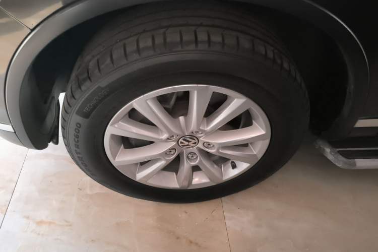 Used Volkswagen Touareg 2016 3.0 TSI Ignis Edition Left Front Wheel Hub