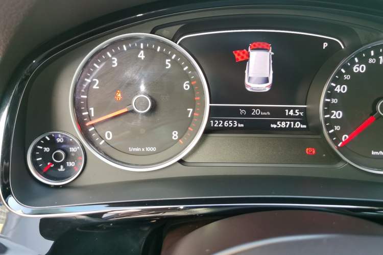 Used Volkswagen Touareg 2016 3.0 TSI Standard Version Odometer Close Up