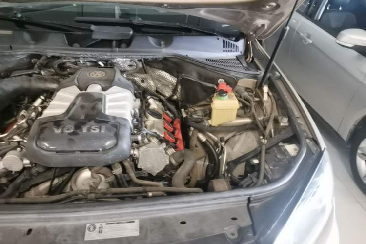 Used Volkswagen Touareg 2016 3.0 TSI Standard Version Engine Bay Left
