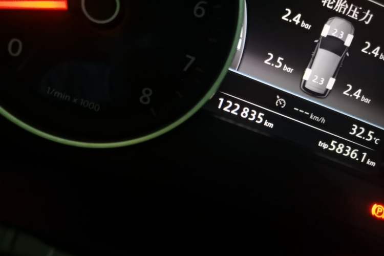 Used Volkswagen Touareg 2016 3.0 TSI Standard Version Odometer Close Up