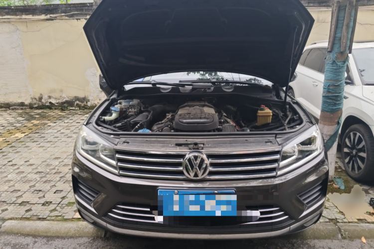 Used Volkswagen Touareg 2016 3.0 TSI Standard Version Engine Bay
