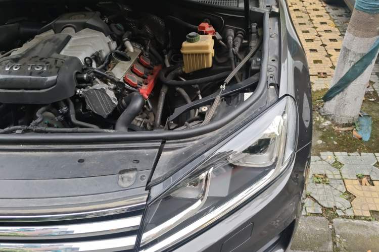 Used Volkswagen Touareg 2016 3.0 TSI Standard Version Engine Bay Left