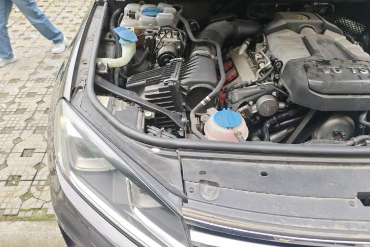 Used Volkswagen Touareg 2016 3.0 TSI Standard Version Engine Bay Right