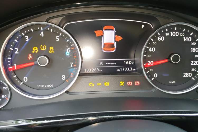 Used Volkswagen Touareg 2016 3.0 TSI Standard Version Odometer Close Up