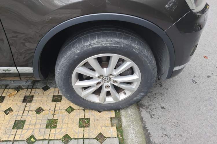 Used Volkswagen Touareg 2016 3.0 TSI Standard Version Right Front Wheel Hub