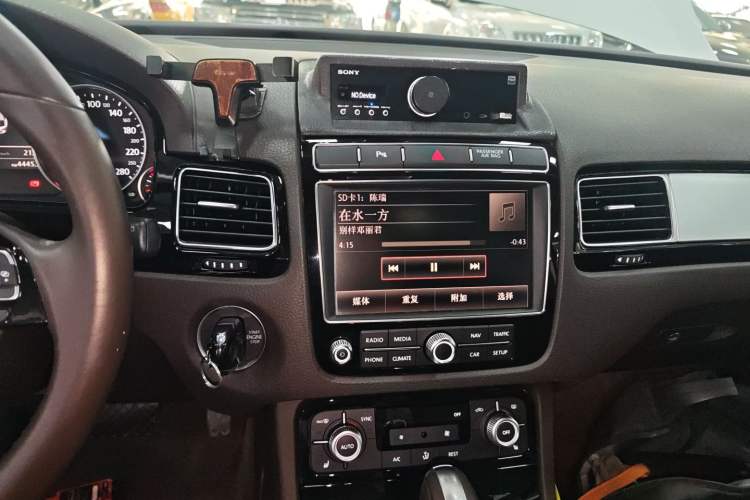 Used Volkswagen Touareg 2016 3.0 TSI Ignis Edition Audio And AC Panel