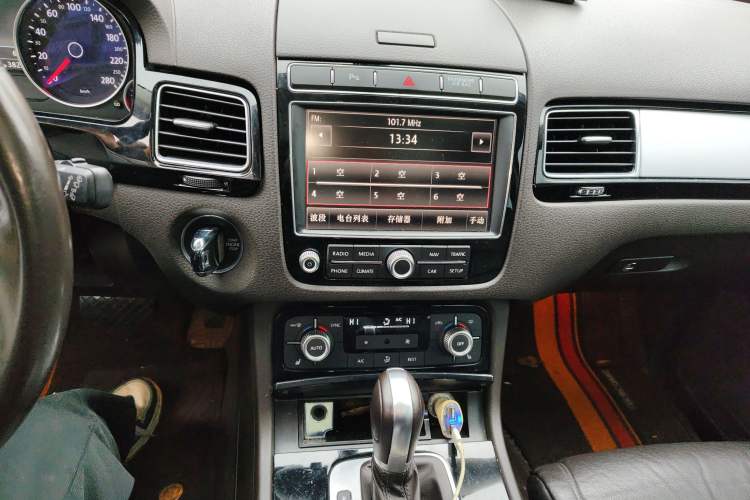 Used Volkswagen Touareg 2016 3.0 TSI Ignis Edition Audio And AC Panel