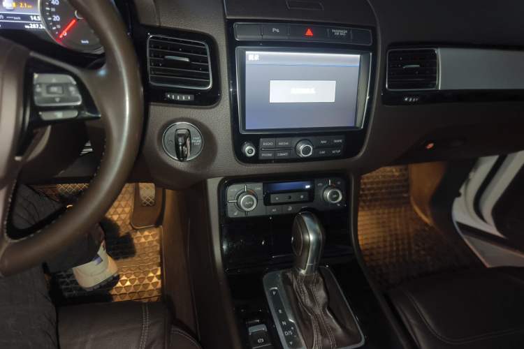 Used Volkswagen Touareg 2016 3.0 TSI Ignis Edition Audio And AC Panel