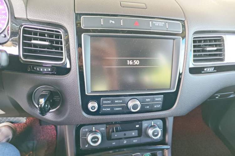 Used Volkswagen Touareg 2016 3.0 TSI Standard Version Audio And AC Panel