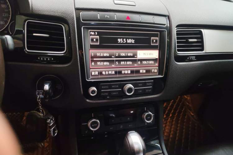 Used Volkswagen Touareg 2016 3.0 TSI Ignis Edition Audio And AC Panel