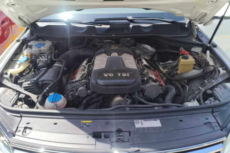 Used Volkswagen Touareg 2016 3.0 TSI High-End Version Engine Bay